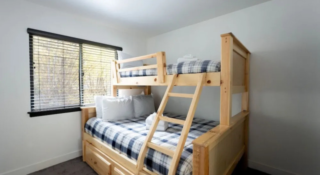 58 - Kuzzie Bear Chalet 4 Bedroom Home by RedAwning, Забронировать Шале Биг-Бэр-Лейк San Bernardino Mountains, рядом с Interlaken Shopping Center
