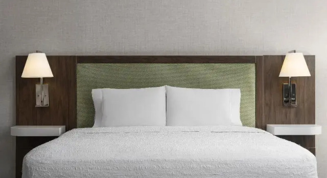 Люкс с видом на воду Hampton Inn St. George