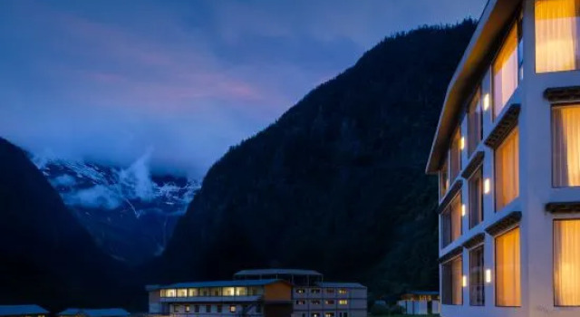 Yubeng Manshan MANSHAN · Golden Snow Bonfire Private Hot Spring Manor, Prenota Hotel Deqin Yunnan