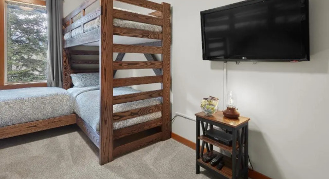 Newly Renovated Grizzly Lodge, Spacious 3BR 2BA with open pool, hot tub