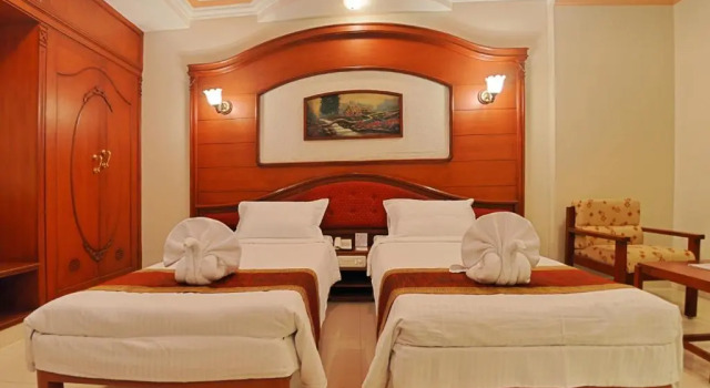 Полулюкс Hotel Gnanam