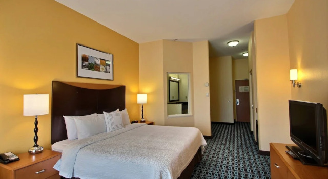 Люкс Fairfield Inn & Suites by Marriott Milwaukee Airport