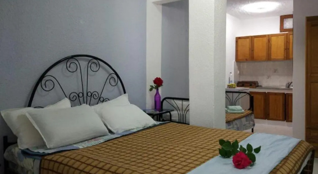 Capitan Nikos, Book Hotel Gerakini 