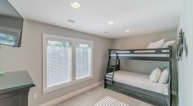 Коттедж Nifty Shades Of Gray 5 Bedroom Home by RedAwning
