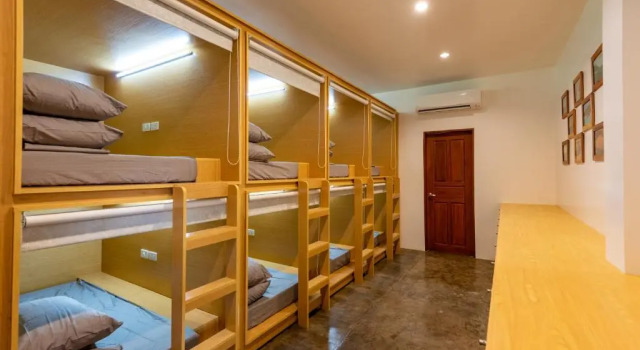 Кровать в общем номере Tropical Temple Siargao Resort