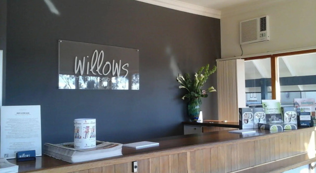 Willows Motel, Забронировать Мотель Отели Гоулбёрн с парковкой, рядом с Военный мемориал и музей Роки-Хилл   , Парковка