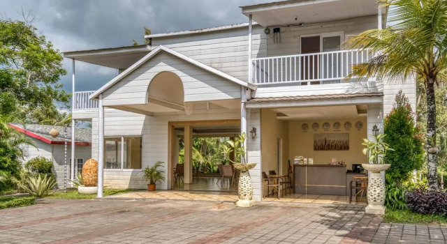 RedDoorz Resort near Bukit Campuhan Ubud, Забронировать Курортный отель Отели Убуд с парковкой, рядом с Ресторан Mozaic, Парковка