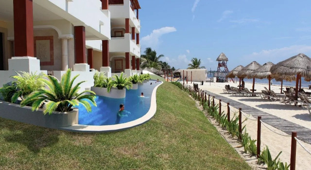 Двухместный Preferred Club полулюкс Swim Out рядом с пляжем Dreams Sapphire Resort & Spa