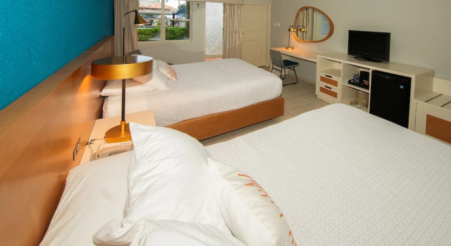 Четырёхместный номер Standard с балконом и с видом на бассейн Rincon of the Seas Grand Caribbean Hotel