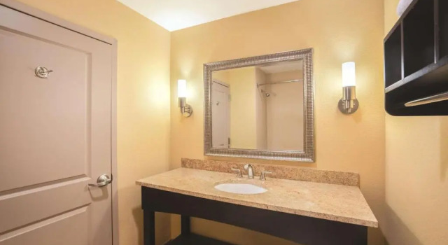 Двухместный номер Deluxe Comfort Inn & Suites Verona at Turning Stone Resort Casino