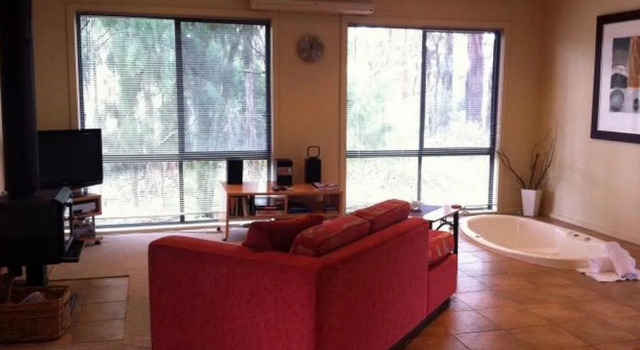 Idyllic Retreat For 4 People in Beautiful Otway Ranges, Recharge & Refresh in Hot Tub, Book Vacation Home Barongarook Victoria