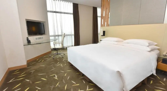 Двухместный номер Deluxe Crowne Plaza Zhongshan Wing On City by IHG