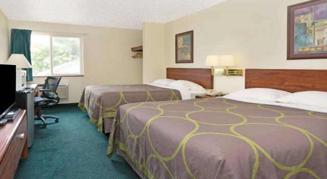 Четырёхместный номер Standard Super 8 by Wyndham Windsor