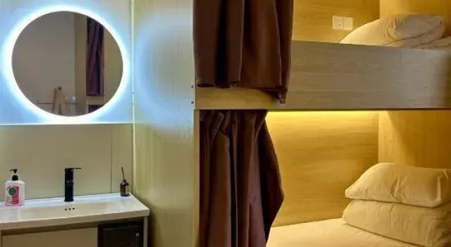 Кровать в общем номере (женский номер) Wash and sleep in the youth hostel