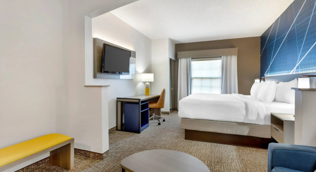 Двухместный люкс Comfort Suites East Brunswick - South River