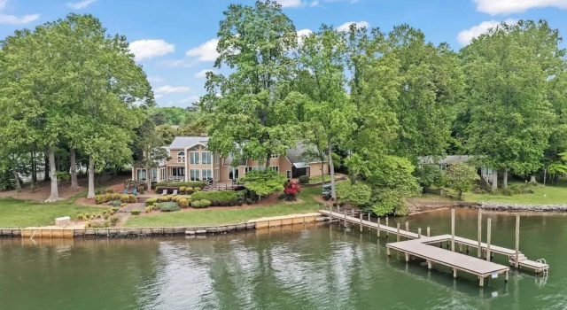 Коттедж Waterfront Stay w/ Canoes, Deck, Game Room & Lake Views Near Mooresville Renwick Cove by Avantstay