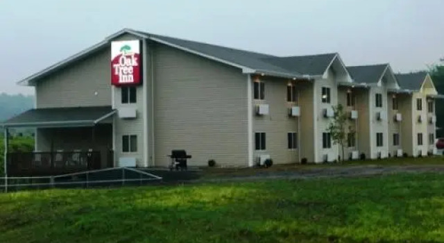 Кровать в общем номере Travelodge by Wyndham Low Moor Near Covington
