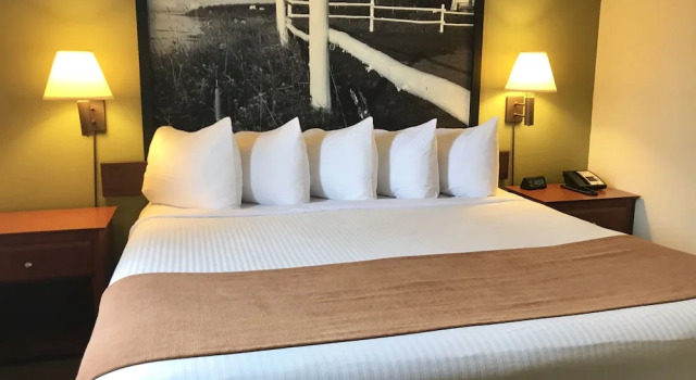 Двухместный полулюкс c 1 комнатой Super 8 by Wyndham Amherst NS