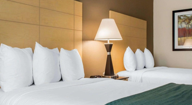 Четырёхместный номер Standard Quality Inn Geneseo
