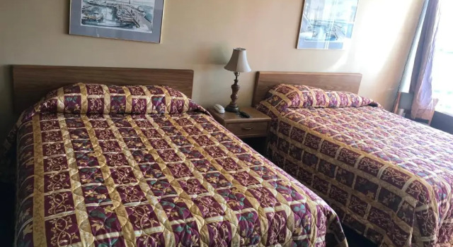 Четырёхместный номер Standard Budget Host Village Inn
