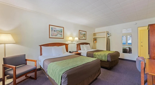 Четырёхместный номер Standard с балконом и с видом на реку SureStay by Best Western Cherokee on the River