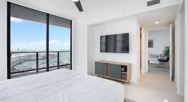Апартаменты с 3 комнатами с балконом и с видом на океан Stylish Apartments with Partial Ocean Views in Downtown