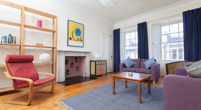 Traditional 3 Bedroom Apartment in Central Edinburgh, Забронировать Апартаменты/квартира Бротон Эдинбург, рядом с Национальный музей Шотландии