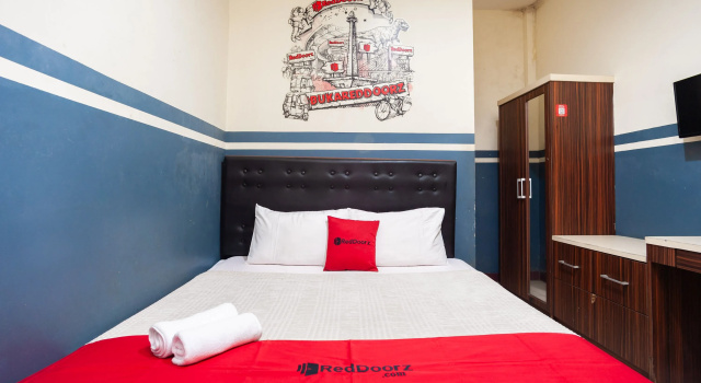 Habitación Estándar RedDoorz Plus near Universitas Indonesia