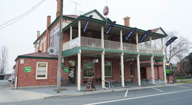 Riverina hotel, Забронировать Отель Отели Холбрук 3 звезды, рядом с Музей подводной лодки, 3*