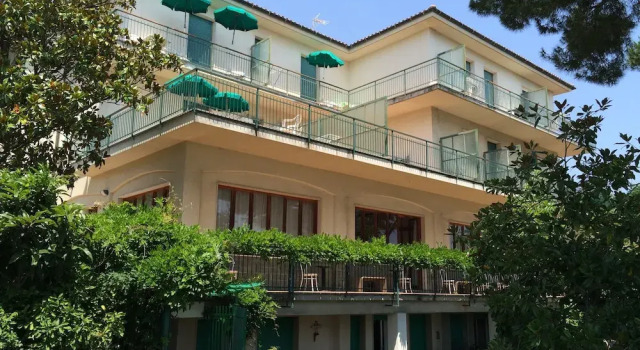 Residence la Vignetta, Buchen Sie Hotel Hotels in Varraze mit Pool, Schwimmbad