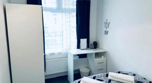 Cheerful Town House in Coventry City Centre, Rezervați Hotel Coventry West Midlands, aproape de SkyDome Arena
