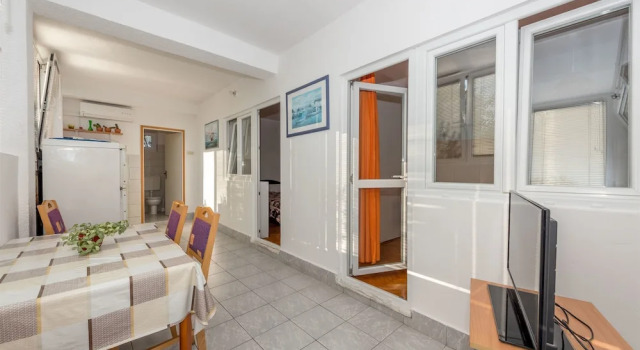 Apartment Milivoj, Забронировать Апартаменты/квартира Отели Трибунь с парковкой, рядом с Пристань для яхт Трибуни, Парковка