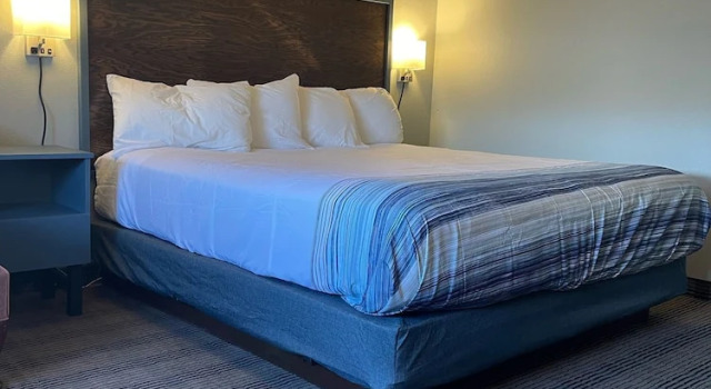 Двухместный номер Standard AmericInn by Wyndham Ladysmith