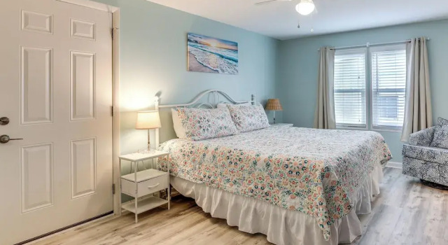 Walk to Shore! Surfside Beach Gem w/ Game Courts, Забронировать Дом для отпуска Коттеджи Южной Каролины, Коттедж