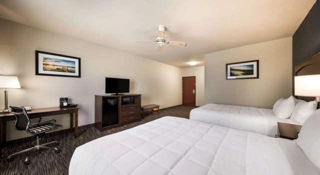 Четырёхместный номер Standard Best Western Plus Lake Dallas Inn & Suites