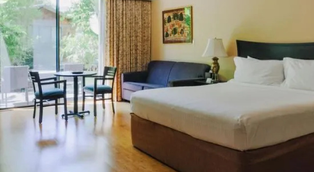 Номер Premier Dinahs Garden Hotel