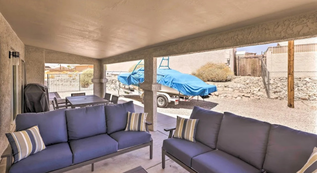 Putting Green, Pool Access: Lake Havasu City Home!, Забронировать Дом для отпуска Лейк-Хавасу-Сити штат Аризона