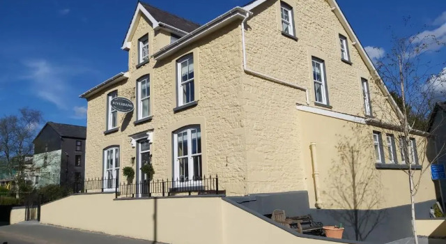 Riverbank Bed and Breakfast, Забронировать Отель Лланвртид-Уэлс Повис, рядом с Шерстяная мельница The Cambrian