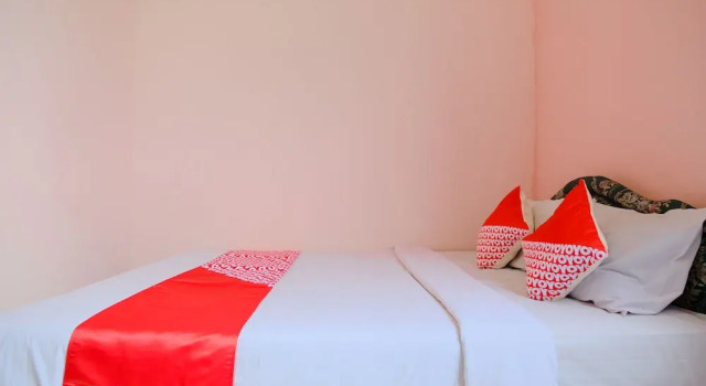 Hotel Istana Family by OYO Rooms, Prenota Hotel Hotel a East Java con parcheggio, Parcheggio