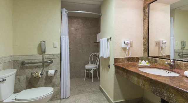 Четырёхместный номер Standard Цокольный этаж Holiday Inn Queretaro Centro Historico by IHG