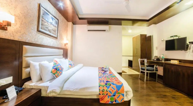 Люкс FabHotel Galaxy - Nr Patel Nagar Metro