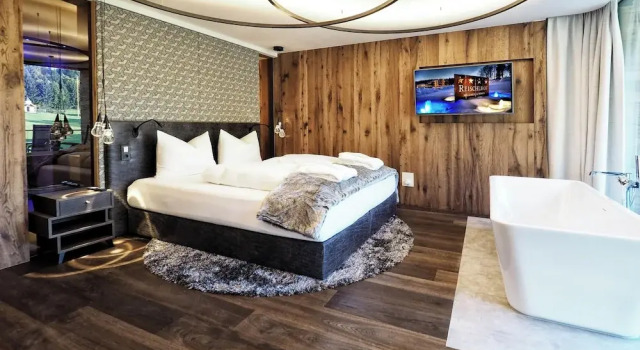 Люкс Deluxe с балконом и с видом на бассейн Wellness & Naturresort Reischlhof