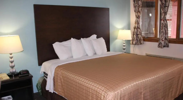 Номер Standard Sterling Inn near IAG Airport