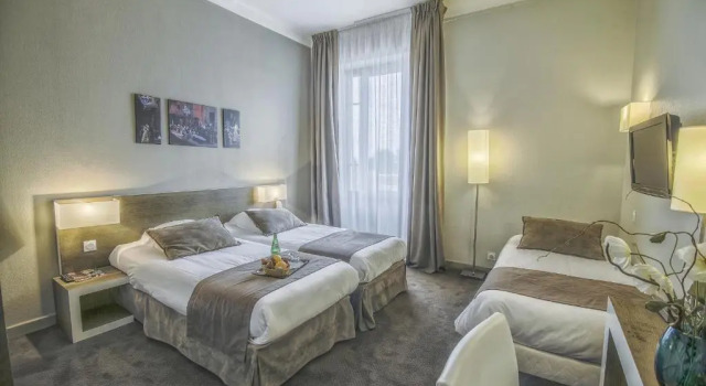Трёхместный номер Standard KYRIAD ORANGE Centre Ville - HOTEL RESTAURANT BAR - Galerie dArt des Princes - Provence Alpes CôteAzur - France - AUTOROUTE A7-A9 - exit21- Châteauneuf-du-Pape Avignon Bollene Nimes Valence - Terrasse - Repas - Petit Déjeuner