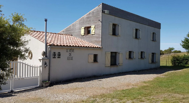 Lush villa in Vélieux with private heated swimming pool, Rezerwuj Willa Wille w Hérault, Willa