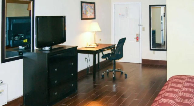 Люкс Econo Lodge Inn & Suites West - Energy Corridor