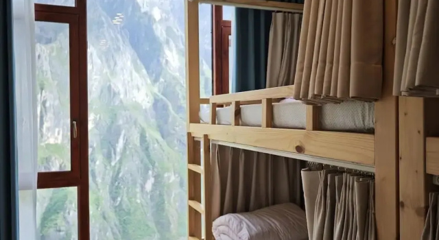 Кровать в общем номере (женский номер) с видом на горы Tiger Leaping Half Way Guest House