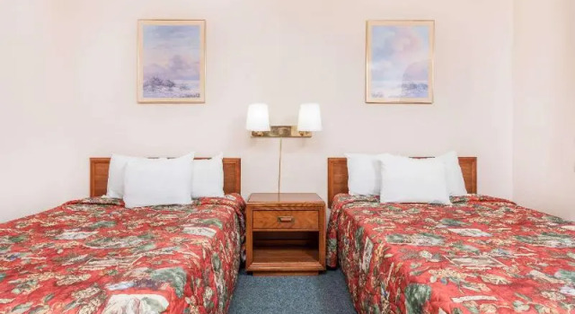Номер Standard Days Inn by Wyndham Burns