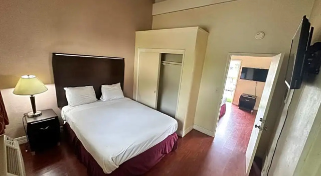 Люкс Town and Country Inn