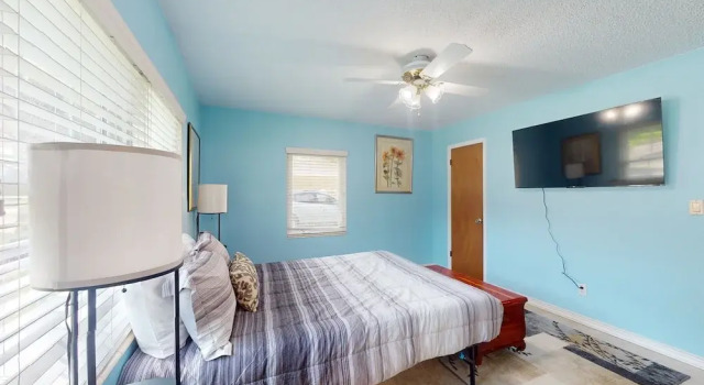 Spacious Pet -friendly Home w/ Fenced in Yard and Close to The Beach, Book Feriehus Villaer i Florida, Villa